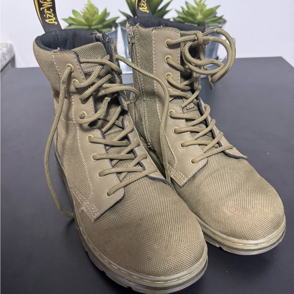 Dr. Martens combs y
